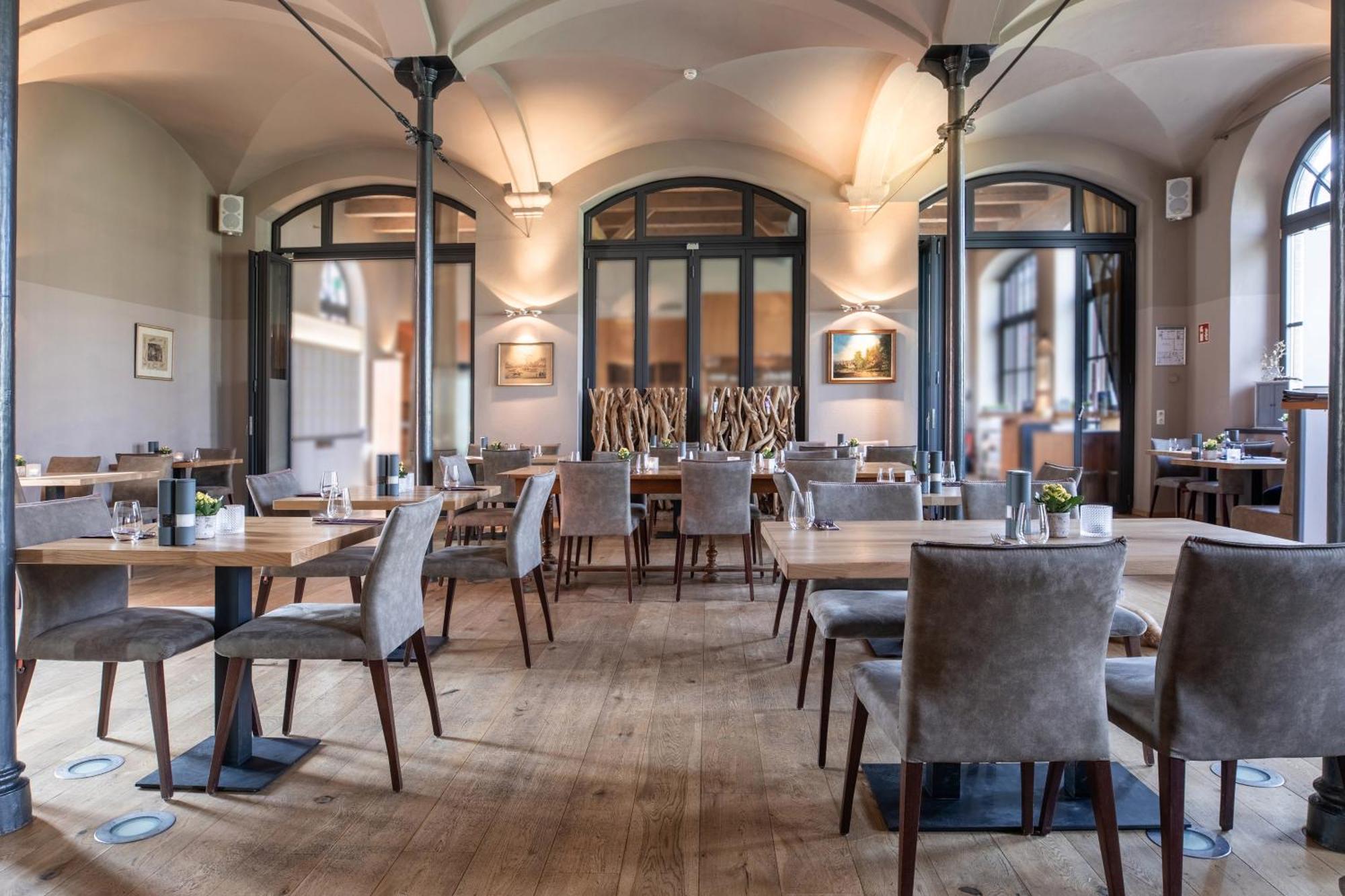 Schlossgut Gross Schwansee Exterior photo Restaurant Restaurant St. Peter