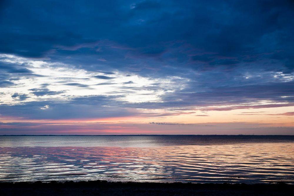 Schlossgut Gross Schwansee Exterior photo Sunset over the Gulf of Riga
