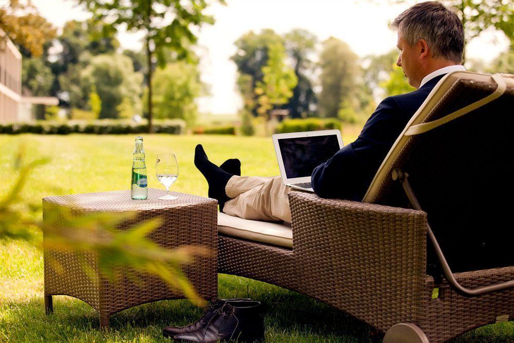 Schlossgut Gross Schwansee Exterior photo A man relaxing in a garden