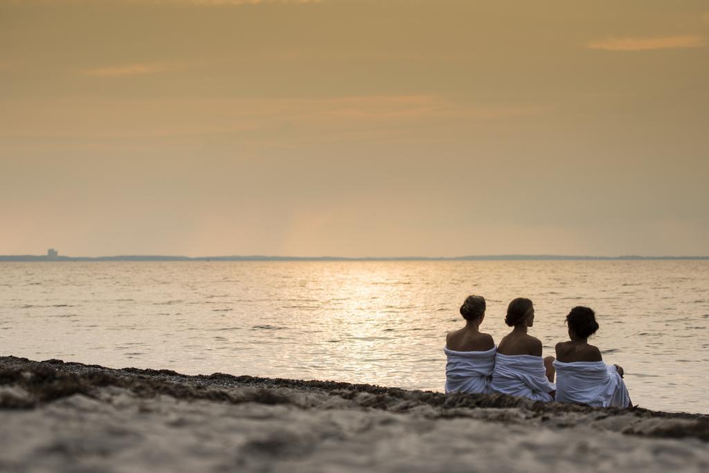Schlossgut Gross Schwansee Exterior photo Sunset at the beach